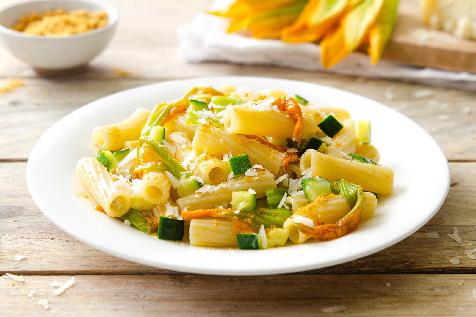 Maccheroni con bottarga, fiori di zucca e pecorino ricetta