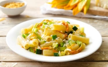 Maccheroni con bottarga, fiori di zucca e pecorino