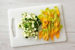 Preparazione Maccheroni con bottarga, fiori di zucca e pecorino - Fase 1