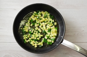Preparazione Maccheroni con bottarga, fiori di zucca e pecorino - Fase 1