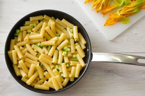 Preparazione Maccheroni con bottarga, fiori di zucca e pecorino - Fase 2