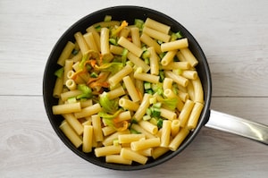Preparazione Maccheroni con bottarga, fiori di zucca e pecorino - Fase 2