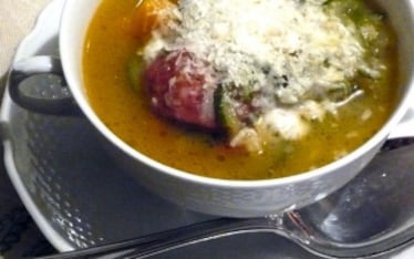 Minestra di zucchine, zucca gialla e salsiccia piccante