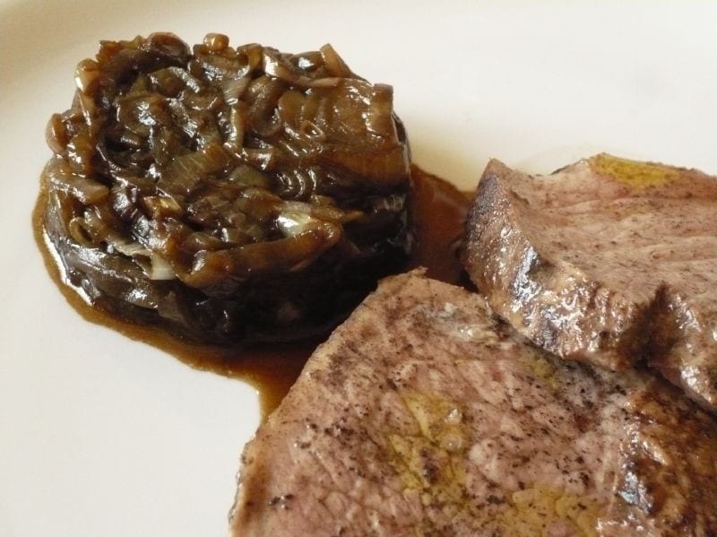 Filetto di maiale al Marsala con stufato balsamico di Tropea ricetta