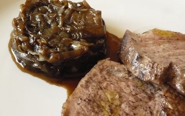 Filetto di maiale al Marsala con stufato balsamico di Tropea