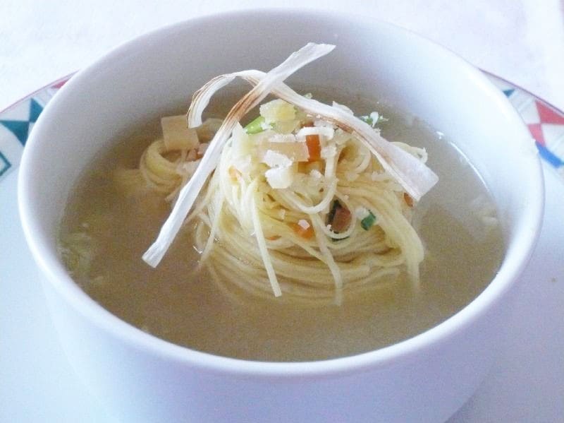 Tagliatelle all'uovo in brodo di cappone con verdure ricetta