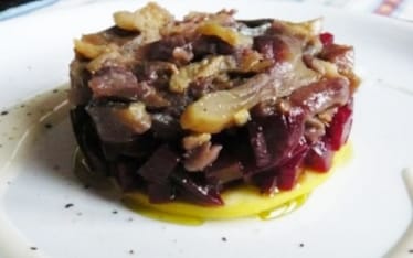 Aringa affumicata con salsa all'aglio e tartare di rape rosse e mela gialla delizia
