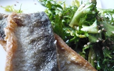 Aringhe fritte in crosta di riso con insalatina e semi di sesamo