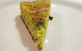Frittata di uova di quaglia, porri stufati e spinaci