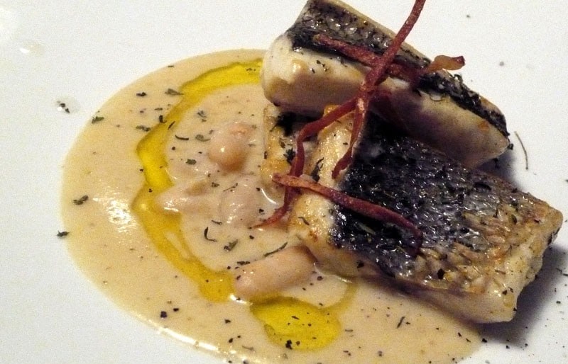 Filetti di branzino con crema di cannellini e croccantino di speck ricetta