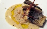 Filetti di branzino con crema di cannellini e croccantino di speck