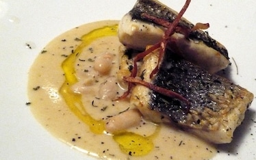 Filetti di branzino con crema di cannellini e croccantino di speck