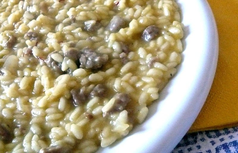 Risotto allo zafferano con pasta di salame ricetta