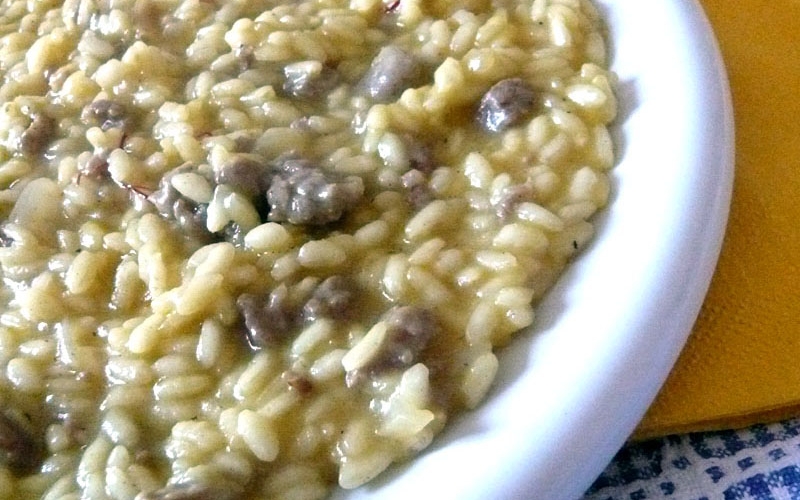 Risotto allo zafferano con pasta di salame Risotto allo zafferano con pasta di salame