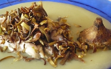 Sgombro con crema di patate e variazione di carciofi