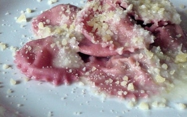 Ravioli di rapa rossa con ripieno d'anatra brasata e salsa di scalogno