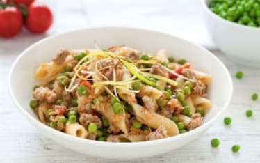 Penne con piselli e luganega