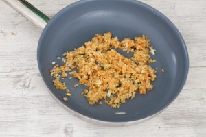 Preparazione Penne con piselli e luganega - Fase 1