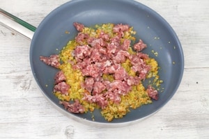 Preparazione Penne con piselli e luganega - Fase 1