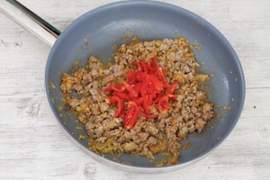 Preparazione Penne con piselli e luganega - Fase 2