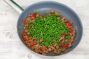 Preparazione Penne con piselli e luganega - Fase 2