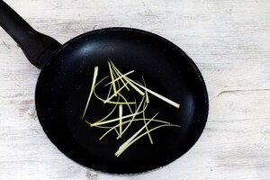 Preparazione Penne con piselli e luganega - Fase 3