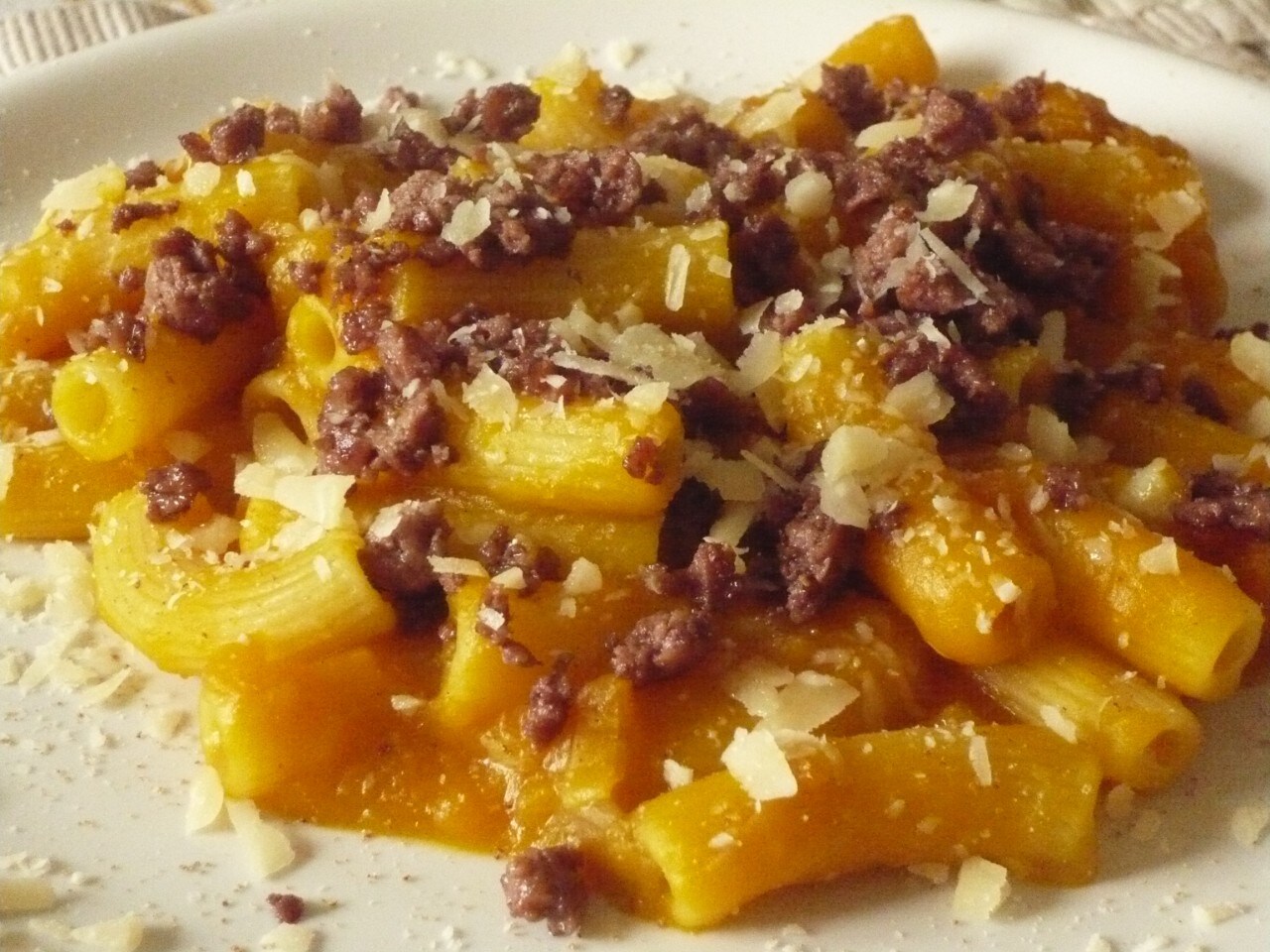 Maccheroni con zucca e granella di luganega ricetta