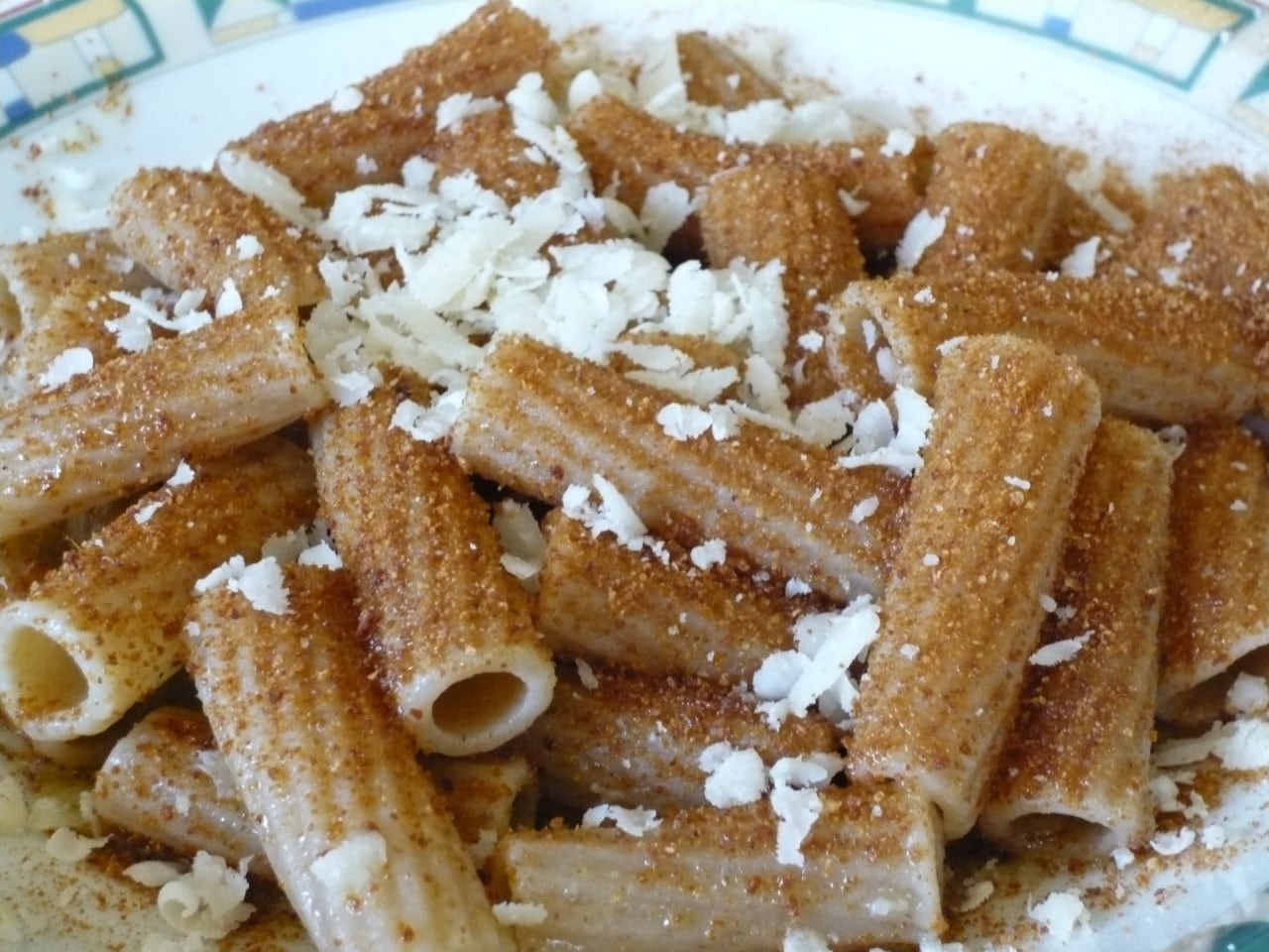 Rigatoni integrali, olio, bottarga e formaggio di fossa ricetta