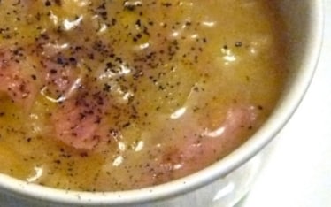 Zuppa di porro, patate e croste di grana con maltagliati di barbabietola