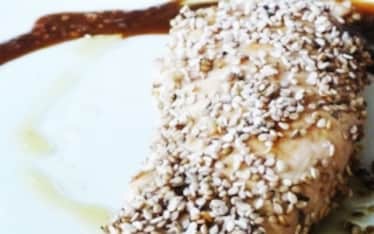 Polletto in crosta di sesamo con senape al miele