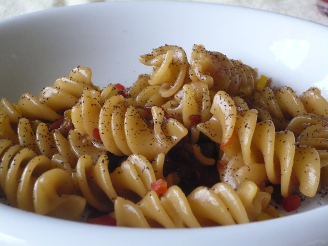 Fusilli con peperoni rossi e gialli e polvere di caffè ricetta