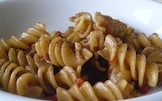 Fusilli con peperoni rossi e gialli e polvere di caffè