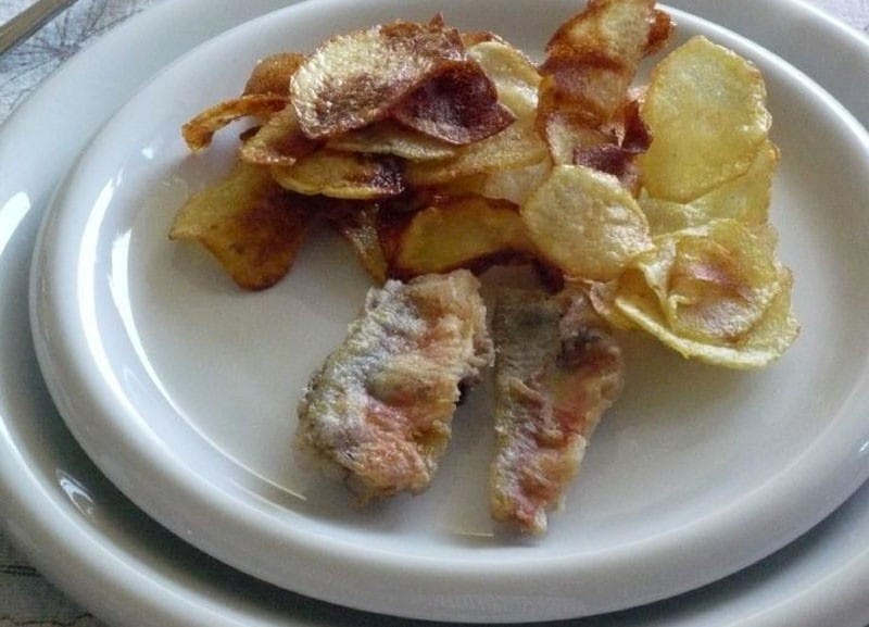 Filetti di triglia fritti e patate chips ricetta
