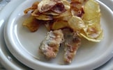 Filetti di triglia fritti e patate chips