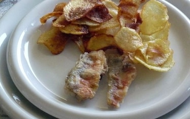 Filetti di triglia fritti e patate chips