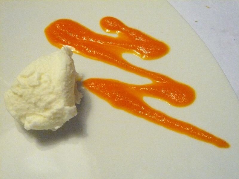 Gelato di latte di capra con salsa di carote ricetta