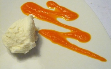 Gelato di latte di capra con salsa di carote