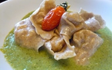 Ravioli integrali di coniglio e salsa di broccoli