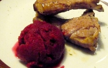 Braciole di agnello con gelato di rape rosse