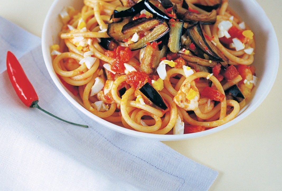 Bucatini alla mozzarella e melanzane ricetta