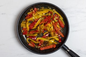 Preparazione Bucatini con salsa ai peperoni - Fase 2