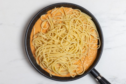 Preparazione Bucatini con salsa ai peperoni - Fase 4 Preparazione Bucatini con salsa ai peperoni - Fase 4