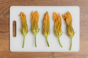 Preparazione Fiori di zucca fritti in pastella - Fase 1