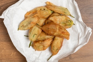 Preparazione Fiori di zucca fritti in pastella - Fase 2