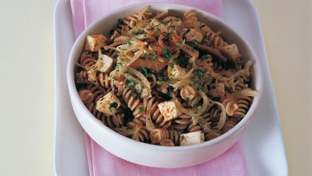 Fusilli integrali con seitan, funghi e tofu