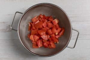 Preparazione Insalata di farfalle alla caprese - Fase 1