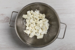 Preparazione Insalata di farfalle alla caprese - Fase 1