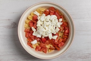 Preparazione Insalata di farfalle alla caprese - Fase 2