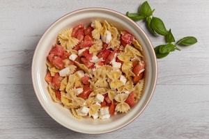 Preparazione Insalata di farfalle alla caprese - Fase 2