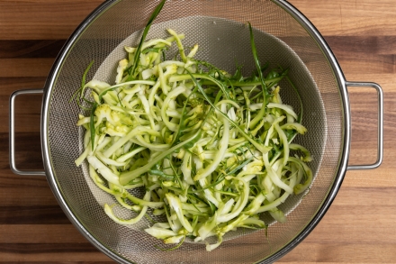 Preparazione Insalata di puntarelle - Fase 2 Preparazione Insalata di puntarelle - Fase 2